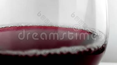 红酒在白色背景下落入酒杯，营养保健理念，高速相机拍摄